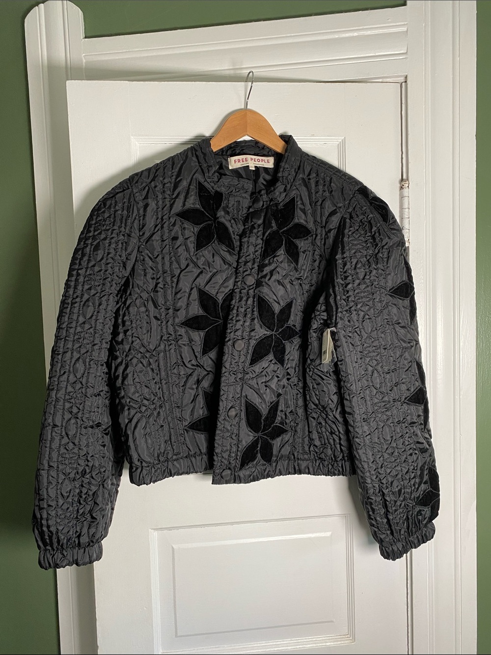 NWT Free People Quinn cropped Black Quilted Velvet Appliqué Jacket size large